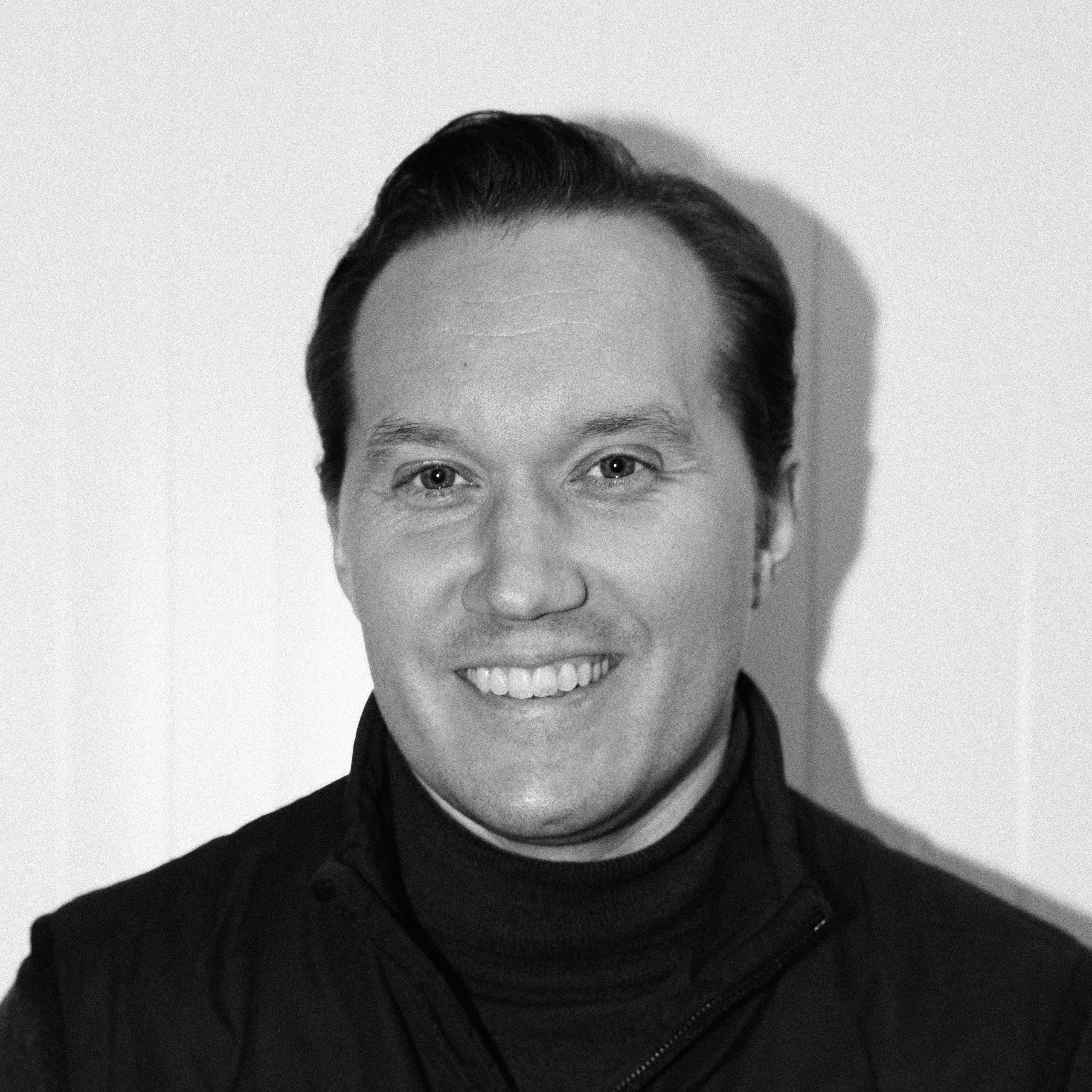 A black and white portrait of Fredrik Lindfors, the sommelier of Belle Maison - also known as the Hemmasommelieren.