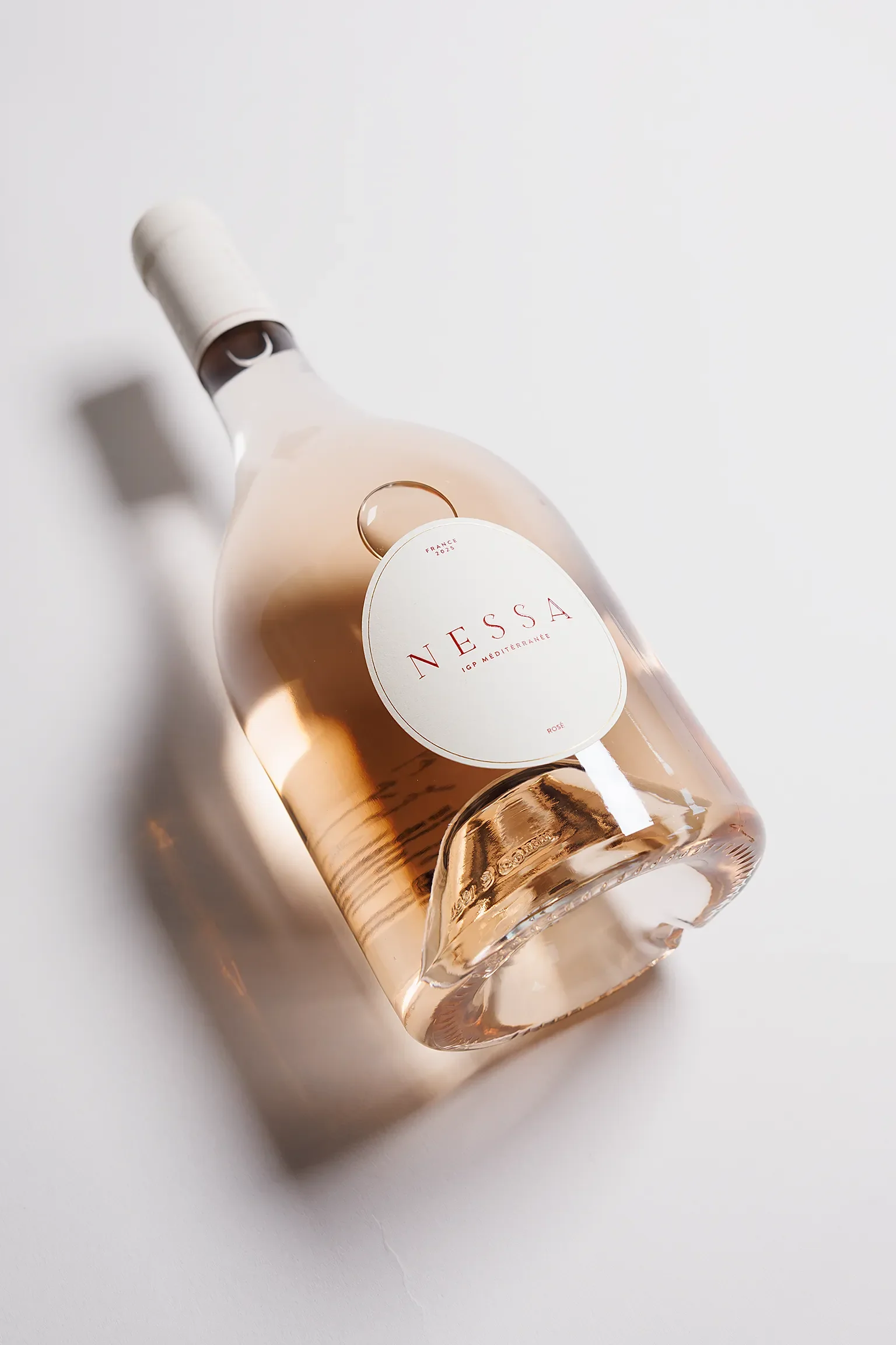 en bild på en flaska nessa rosévin