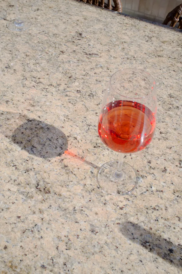 Bild på roséglas som står på ett marmorbord
