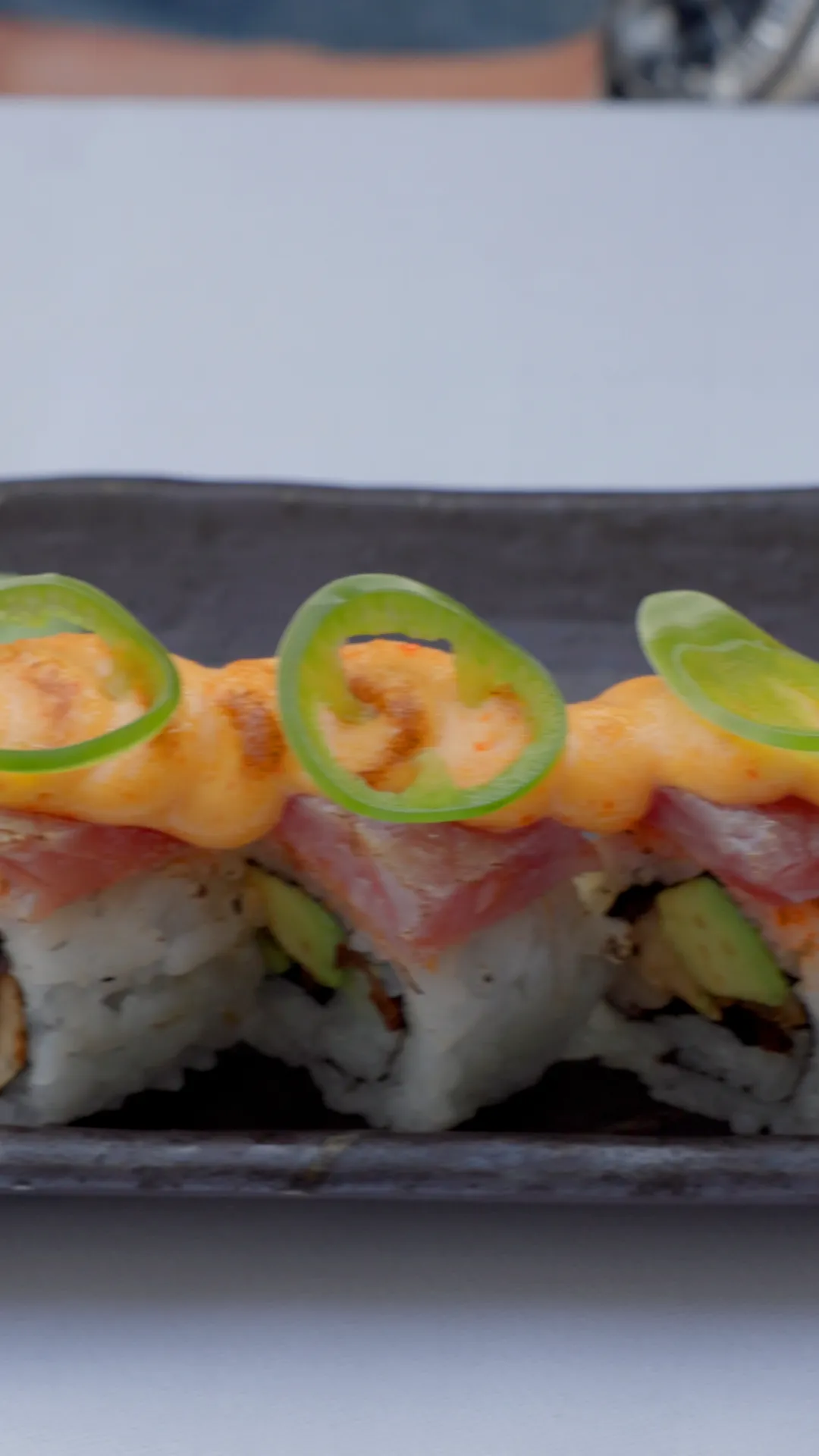 Närbild på spicy tuna roll.