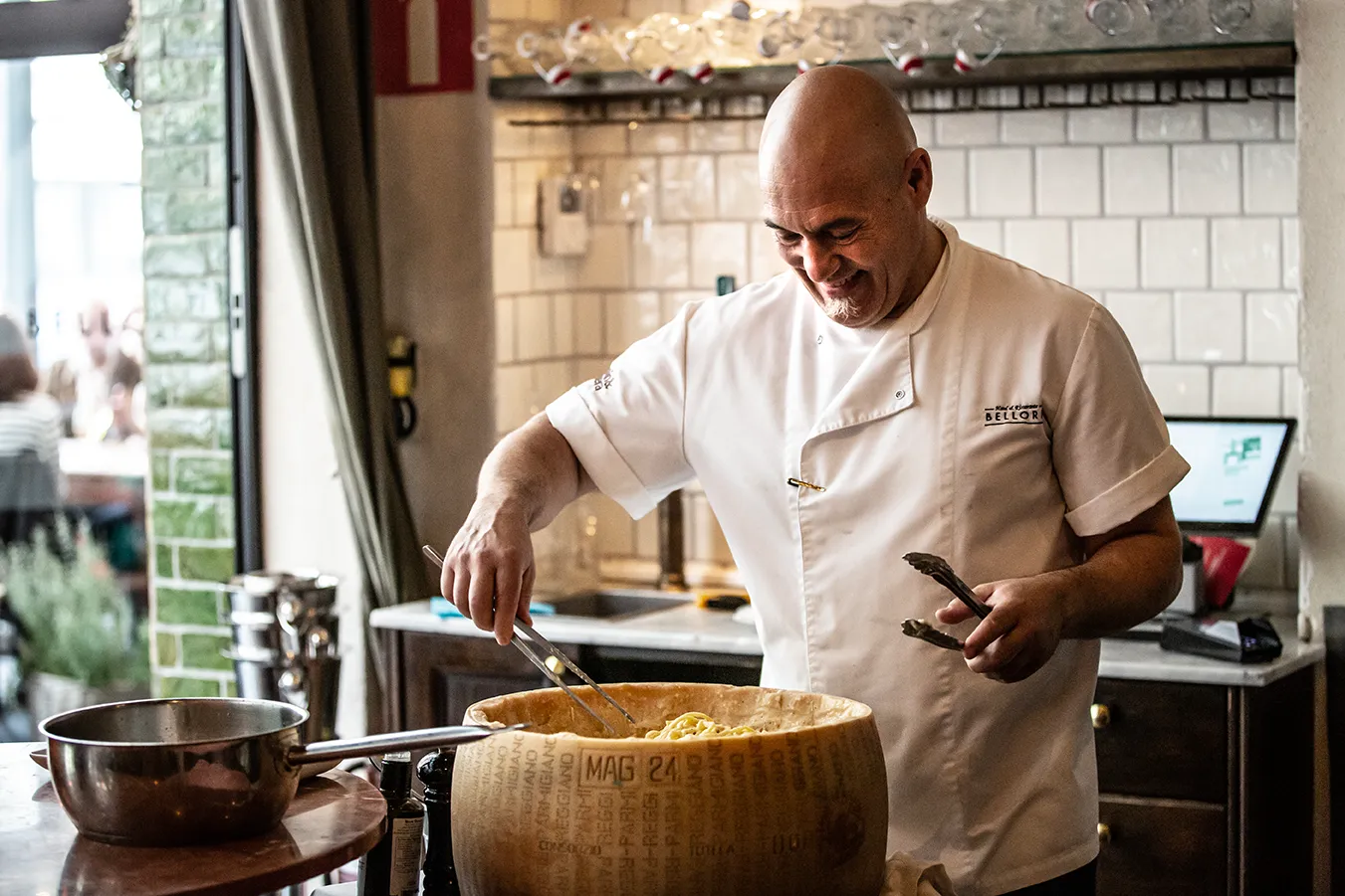 Bild på Belloras kock Turi när han provar Parmigiano Reggiano.